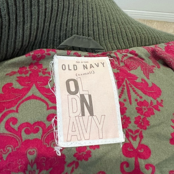 Old Navy puffer vest. Size xsmall. - Picture 3 of 6